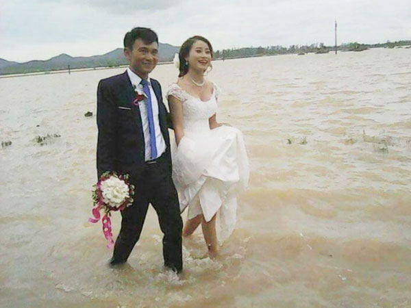 Nước ngập mênh mông, các cặp đôi ở Nghệ An vẫn quyết tâm "chạy lũ" tổ chức đám cưới