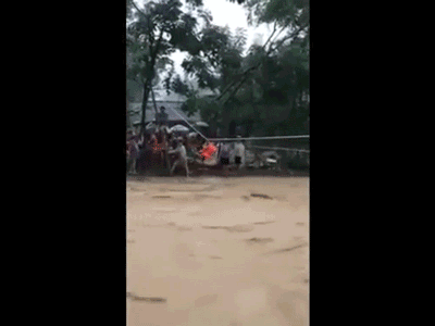 Video: "Rợn tóc gáy" cảnh ròng dây cứu 31 người bị lũ dữ cô lập ở Yên Bái