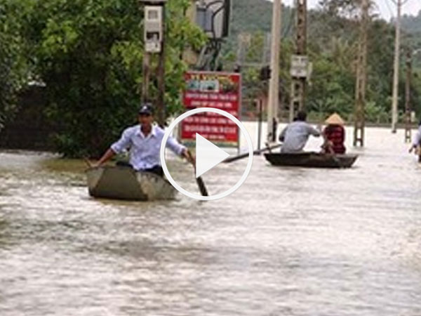 Video: Vỡ đê bao, dân vùng ven Hà Nội bơi thuyền trong ngõ xóm