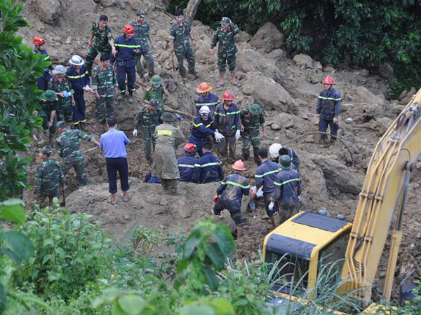 Vụ sạt lở 18 người bị vùi lấp ở Hòa Bình: Mưa lớn khiến công tác tìm kiếm nạn nhân gặp nhiều khó khăn
