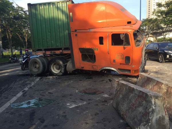 Xe container mất lái gây náo loạn đường phố, húc bay 50 mét dải phân cách ở Sài Gòn
