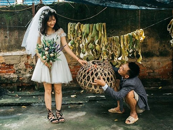 Cặp đôi đi dép tổ ong, mặc áo "cái bang" tạo dáng chụp ảnh cưới rất "bá đạo"