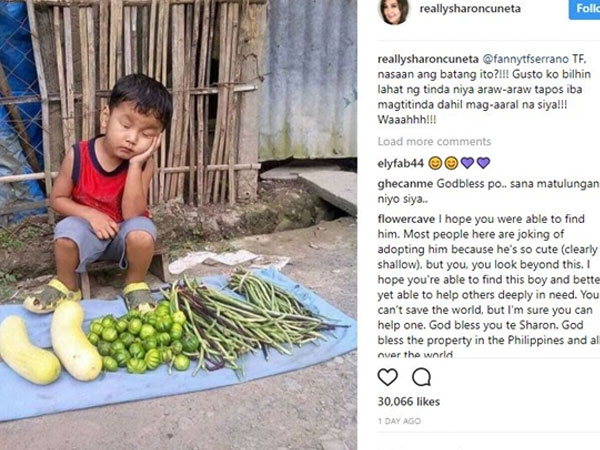 "Cậu bé thiên thần" ngủ gật bên sạp rau của mẹ, ai nhìn cũng thương
