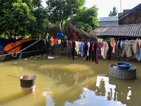 Cuộc sống đảo lộn vì nước lũ tràn vào nhà
