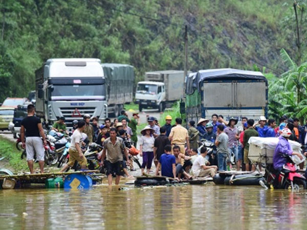 Đường Hà Nội đi Tây Bắc tê liệt do ngập sâu 2m