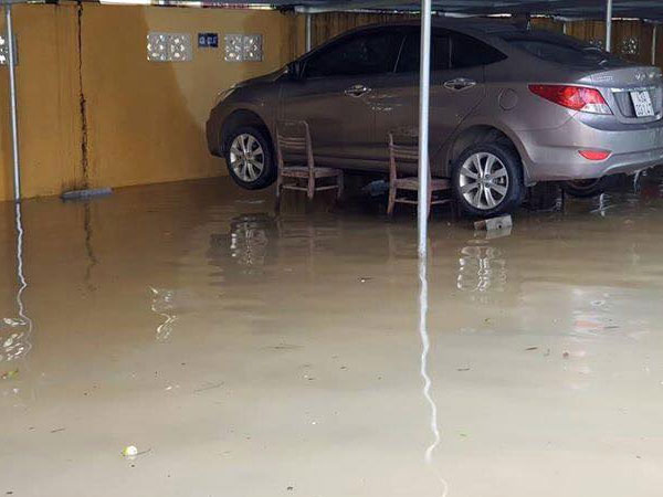 Giải cứu ô tô thoát lũ một cách ấn tượng ở Thanh Hóa