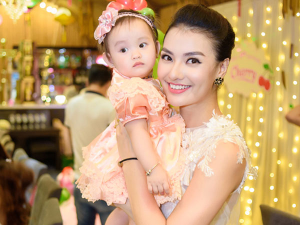 Hồng Quế làm tiệc sinh nhật 1 tuổi cho con gái tại nhà hàng