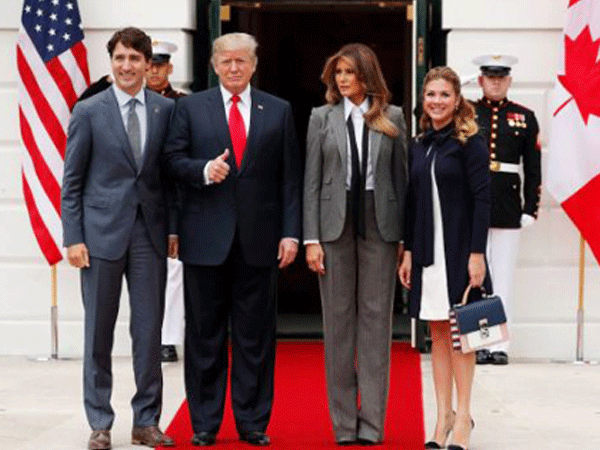 Melania xây dựng hình tượng quyền lực khi mặc vest cạnh Trump