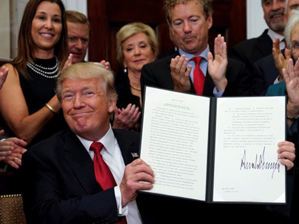 Ông Donald Trump ký sắc lệnh làm suy yếu Obamacare