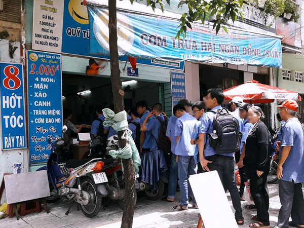 Phát ngôn gây tranh cãi: Sinh viên sức dài vai rộng ăn cơm từ thiện 2.000 đồng là "không có lòng tự trọng"?