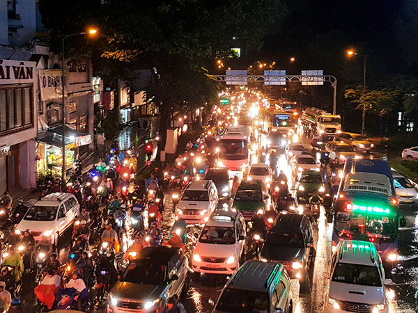 Sài Gòn mưa lớn, cửa ngõ sân bay Tân Sơn Nhất lại kẹt cứng