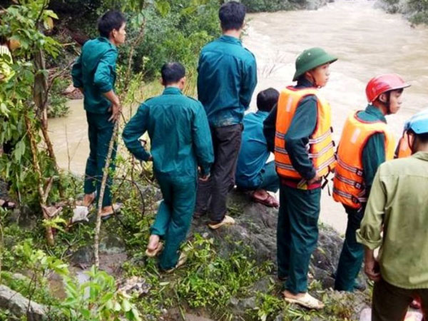 Sang nhà vợ sắp cưới trong đêm, nam thanh niên bị nước lũ cuốn trôi