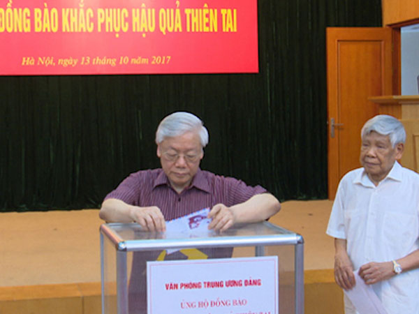 Tổng bí thư, Chủ tịch nước quyên góp ủng hộ đồng bào vùng lũ