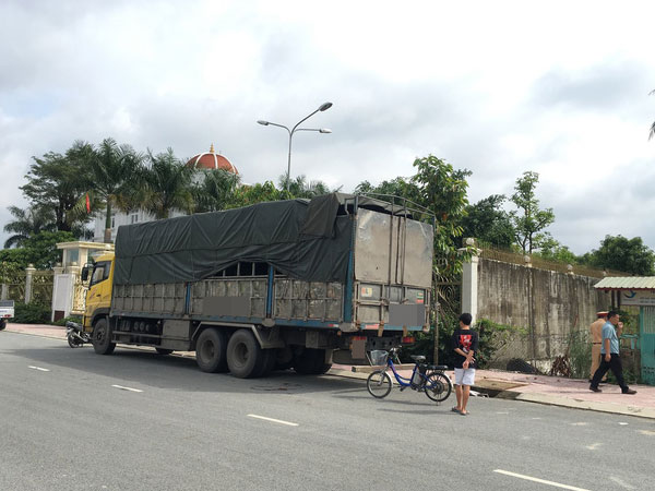 Bình Dương: Nam sinh lớp 7 chấn thương sọ não khi đâm vào đuôi xe tải trên đường đến trường