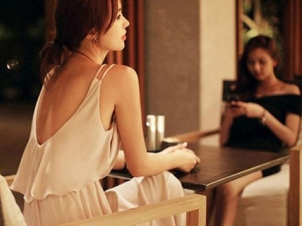 Chồng cố tình dẫn bồ về nhà, vợ chỉ nhìn hờ hững chẳng chút ghen tuông...