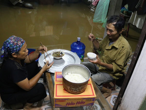 Chùm ảnh: Cuộc sống "trên giường, dưới nước" của dân vùng lũ ở Hà Nội