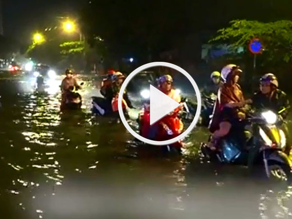 Clip: Người TP.HCM dắt xe lội nước sau cơn mưa kéo dài