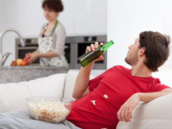 Gánh nặng của những người vợ có chồng tầm gửi
