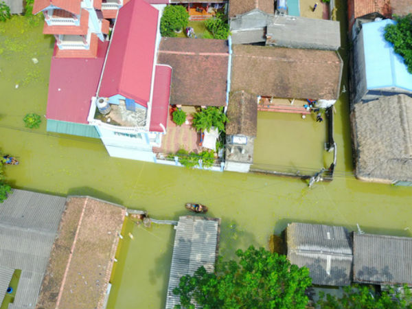 Hà Nội chìm trong biển nước sau 5 ngày lũ về, dân đập tường thành lỗ chui lấy lương thực