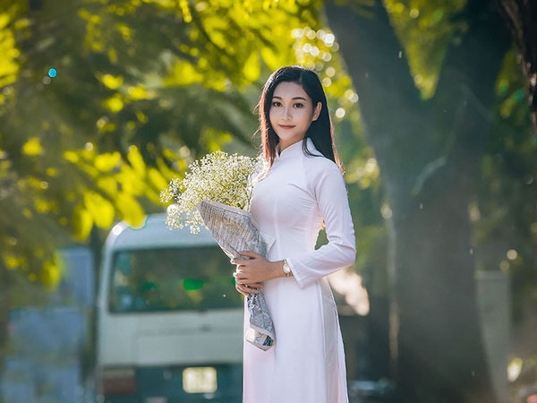 “Hot girl bikini” đẹp tinh khôi bên loài hoa tháng 10 Hà Nội