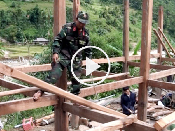 Video: Bộ đội giúp người dân Trạm Tấu dời nhà khỏi vùng lũ quét