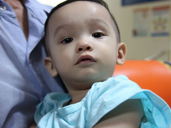Bé trai 14 tháng bị bạo hành và bỏ rơi ở bệnh viện: Sút 4kg, tính mạng bị đe dọa