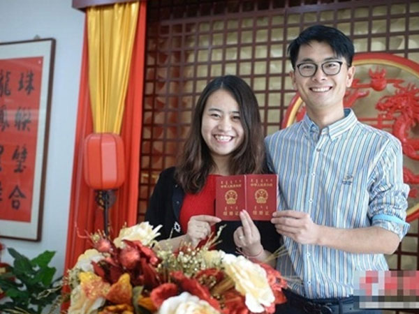 Cám cảnh vợ vớ phải chồng mặt mũi thì thư sinh mà lại ở bẩn, cả tháng chẳng thèm tắm, gỉ mũi bôi khắp nhà
