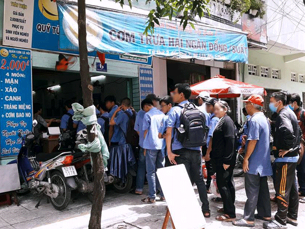 Chuyện SV ăn cơm 2.000 đồng: Sắp xếp thời gian cho những nhu cầu thực sự cần thiết, sẽ kiếm đủ bữa ăn hàng ngày