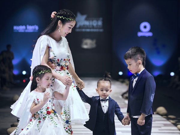Kỷ niệm 9 năm ngày cưới Ốc Thanh Vân đưa 3 con đi làm mẫu nhí