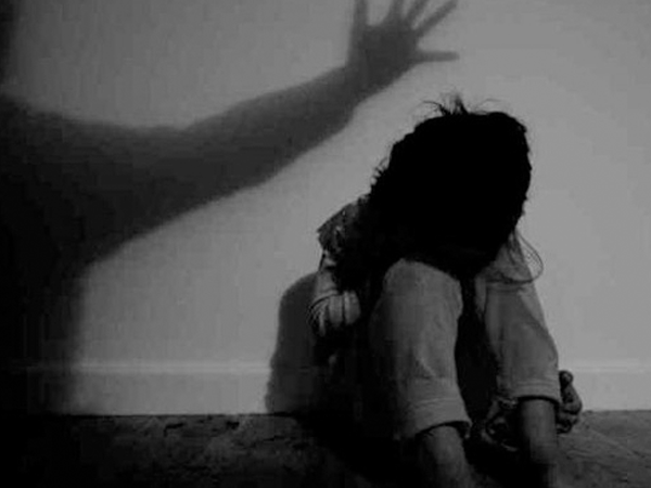 Mẹ ép con làm gái bán hoa để lấy tiền trả nợ, gặp ngay chú đến làm "khách làng chơi"