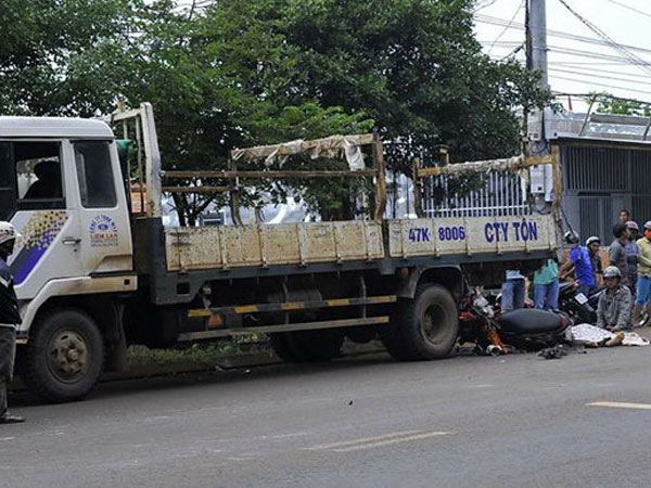 Người đàn ông tông vào xe tải bên đường tử vong
