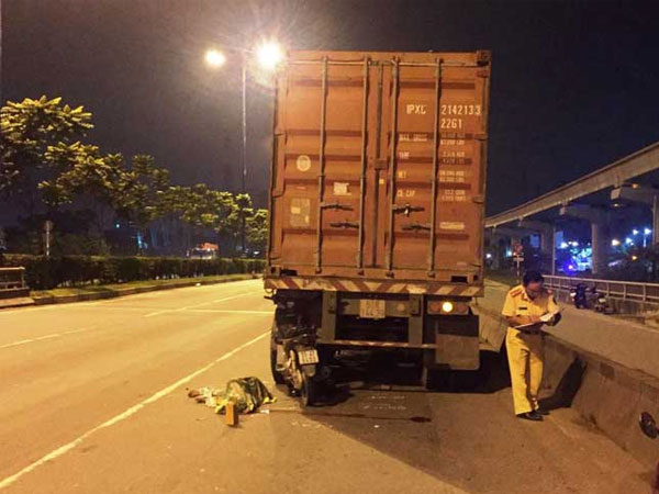 Xe máy “đóng” chặt vào đuôi container, thanh niên tử vong tại chỗ