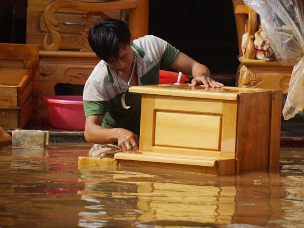 5 ngày sau lũ, người dân chưa thể trở về nhà