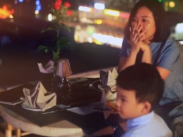 Anh chồng soái ca tặng vợ món quà bí mật vì đã “hy sinh cả tuổi thanh xuân cho chồng”