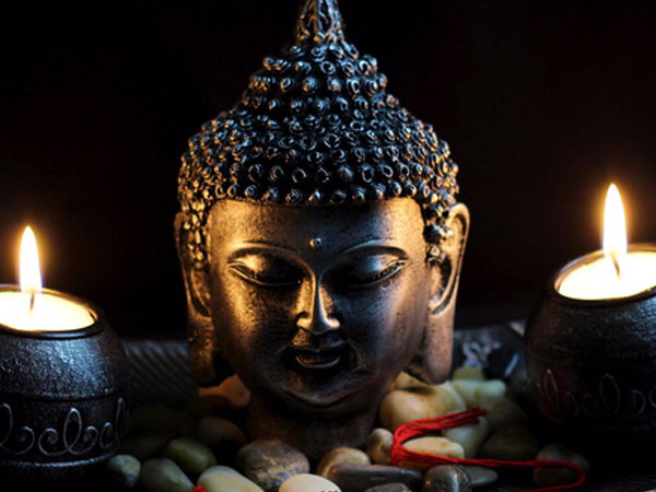 Đang niệm Phật bị làm phiền, người phụ nữ phản ứng và nhận ngay bài học sâu cay