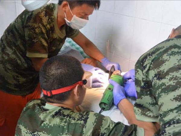 Giải cứu người đàn ông TQ bị kẹt “của quý” trong cờ-lê