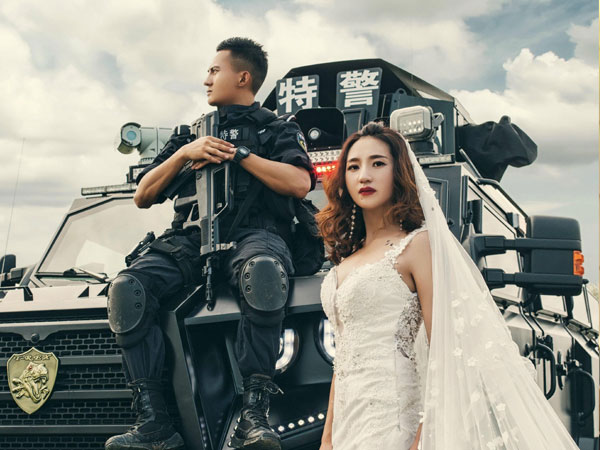 Không có thời gian ra ngoài, chàng cảnh sát đặc nhiệm điển trai đưa hôn thê vào khu huấn luyện chụp ảnh cưới