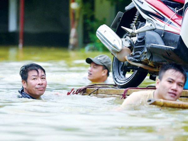 Lũ quét, lở đất do mất rừng: Ai chịu trách nhiệm?