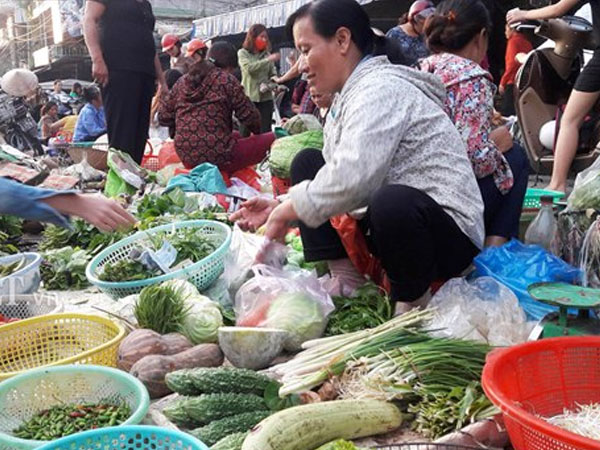 Mưa lớn kéo dài, vựa rau hư thối, mua rau xanh khó hơn mua thịt