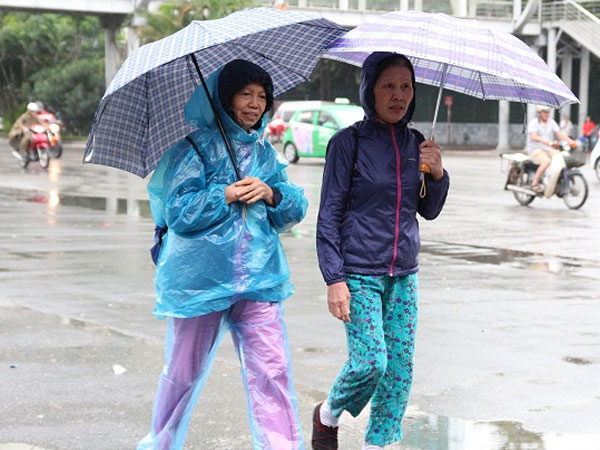 Người Hà Nội co ro trong gió lạnh đầu mùa kèm mưa nhỏ