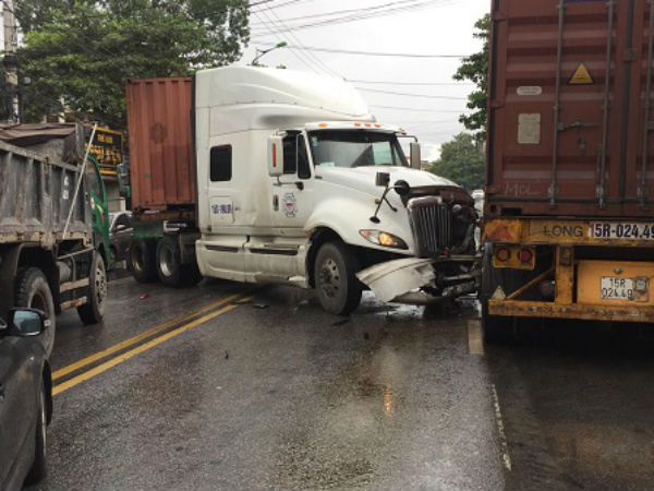 Quảng Ninh: Xe container đâm liên hoàn, quốc lộ 18 ùn tắc