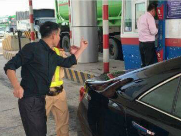 Tài xế xe Camry nồng nặc mùi rượu “quậy tung” trạm thu phí