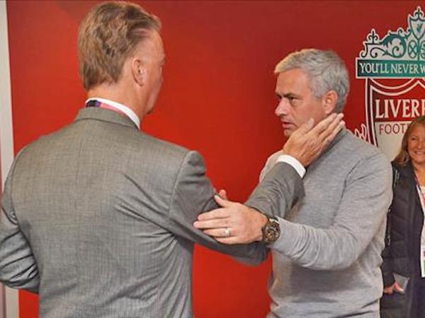 Van Gaal tố bị Mourinho "đâm sau lưng" để chiếm ghế Man Utd