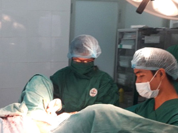 10 bác sĩ chi viện cứu sản phụ bị "lộn tử cung" khi sinh