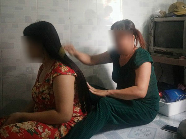 Cha bỏ đi theo vợ nhỏ, bé gái 13 tuổi lên ở với dì ruột thì bị hàng xóm hiếp dâm đến mang thai?