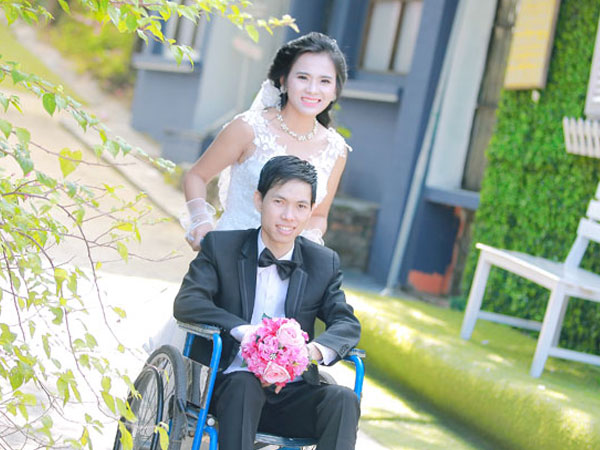 Cô dâu xinh đẹp đẩy xe lăn cho chồng trong đám cưới ở Bắc Giang