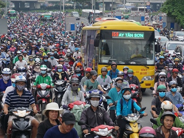 Đã có BOT, nay đề xuất thu phí ô tô, gánh nặng đè lên dân TP.HCM?