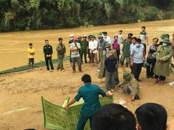 Lấy mẫu ADN xác định chiến sĩ biên phòng bị lũ cuốn