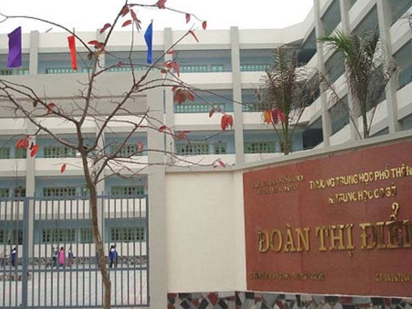 Nam sinh Hà Nội ngã từ tầng hai trường học xuống đất