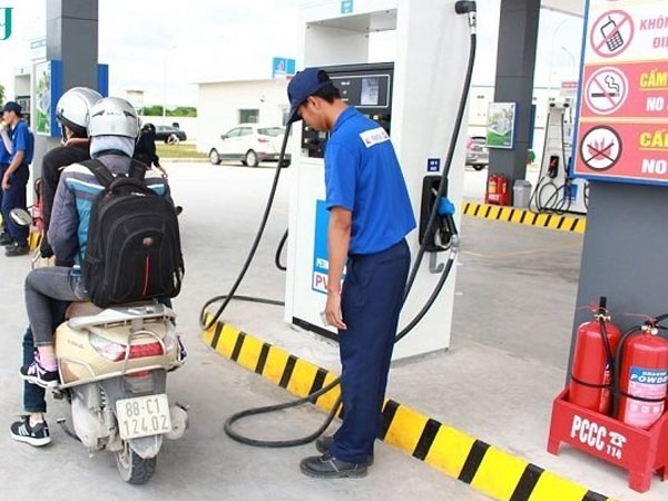 Nhân viên cây xăng Nhật không mặc đồng phục, không còn cúi đầu chào khách gây tranh cãi